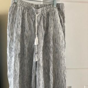 Comfy wide leg Capri pants- very lightweight